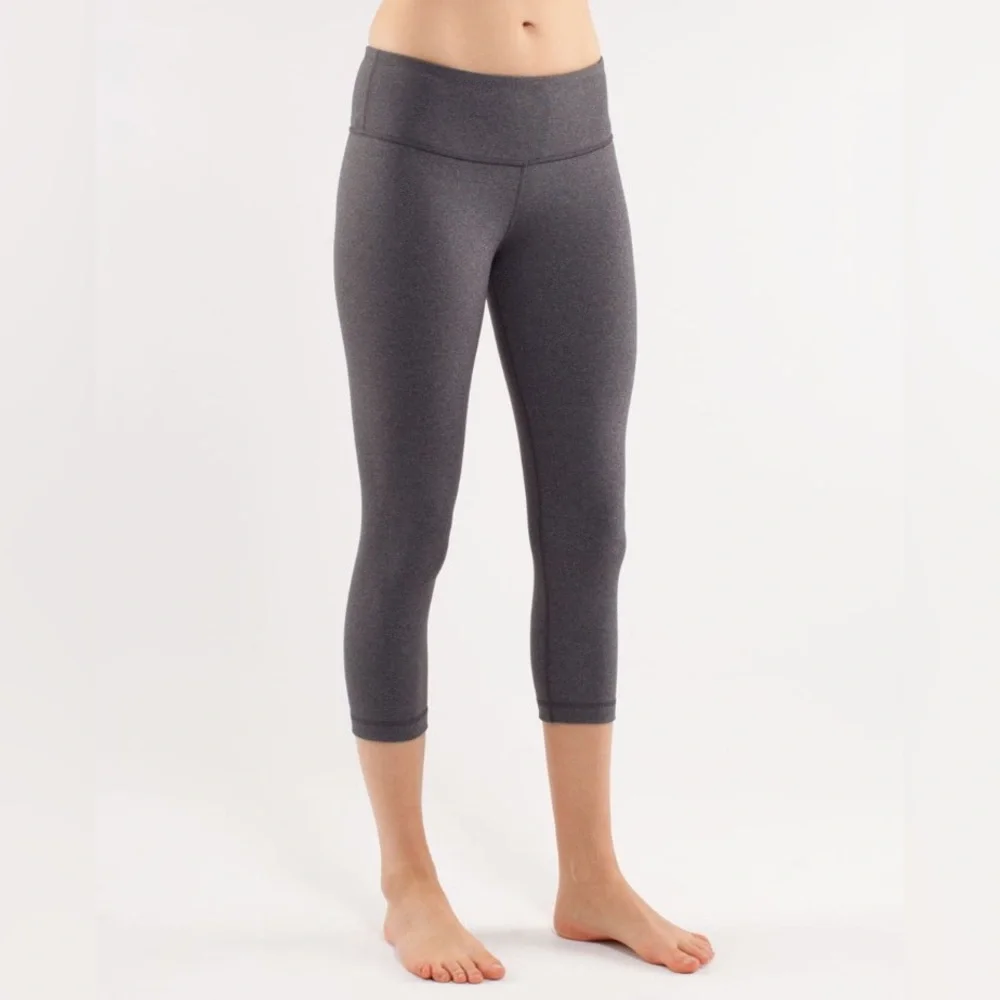 Lululemon Wunder Under Crop, Size 6 - Picture 2 of 9